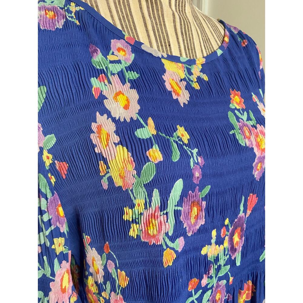 Spense periwinkle floral print plisse’ blouse w/ round neck & bracelet sleeves - Picture 3 of 10